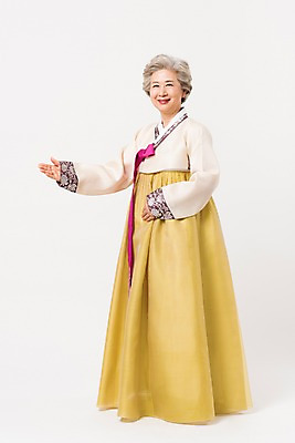 포토 JPG 스튜디오촬영 전신 한국전통 전통 여자 명절 노년 할머니 모션 실내 한명 서기 웃음 손짓 옆모습 한국인 가리킴 60대 한복 노인여자한명만 국내포토 1 기념일 뷰포인트 한국 표정 사람 동양인 성인 내부 전통의상 여자한명만 노인여자만 파일형식