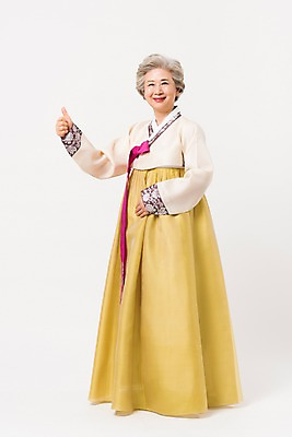 포토 JPG 스튜디오촬영 전신 한국전통 전통 여자 명절 노년 할머니 모션 실내 한명 서기 웃음 손짓 옆모습 한국인 최고 60대 한복 노인여자한명만 국내포토 1 기념일 뷰포인트 한국 표정 사람 동양인 성인 내부 전통의상 여자한명만 노인여자만 파일형식