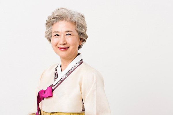 포토 JPG 스튜디오촬영 한국전통 전통 여자 노년 할머니 모션 실내 한명 서기 웃음 상반신 옆모습 한국인 60대 한복 노인여자한명만 국내포토 1 뷰포인트 한국 표정 사람 동양인 성인 내부 전통의상 여자한명만 노인여자만 파일형식