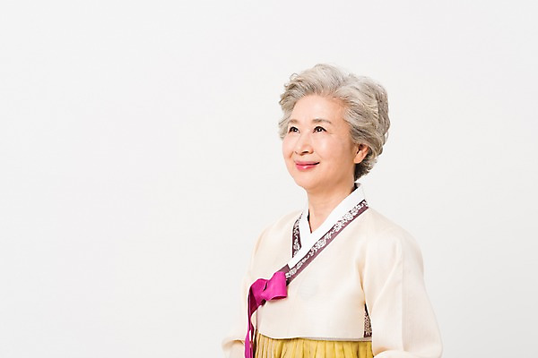포토 JPG 스튜디오촬영 한국전통 전통 응시 여자 노년 할머니 모션 실내 한명 서기 웃음 상반신 옆모습 한국인 60대 한복 노인여자한명만 국내포토 1 시선 뷰포인트 한국 표정 사람 동양인 성인 내부 전통의상 여자한명만 노인여자만 파일형식