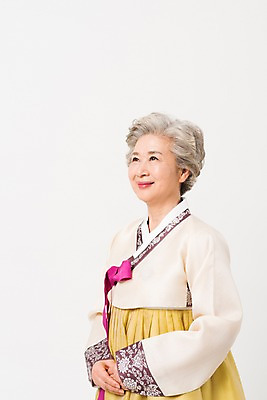 포토 JPG 스튜디오촬영 한국전통 전통 응시 여자 노년 할머니 모션 실내 한명 서기 웃음 상반신 옆모습 한국인 60대 한복 손모으기 노인여자한명만 국내포토 1 시선 뷰포인트 한국 표정 사람 동양인 손짓 성인 내부 전통의상 여자한명만 노인여자만 파일형식