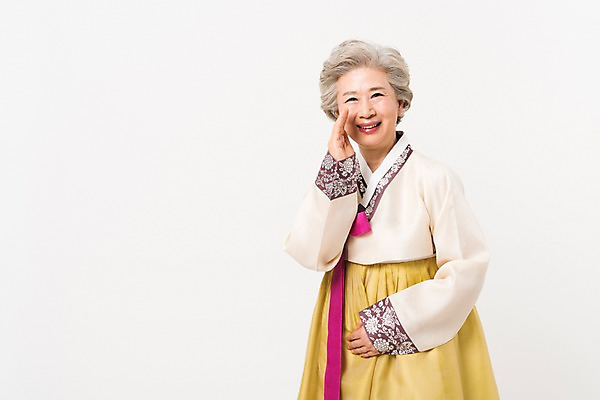 포토 JPG 스튜디오촬영 한국전통 전통 여자 명절 노년 할머니 모션 실내 한명 서기 웃음 손짓 상반신 옆모습 외침 한국인 60대 한복 노인여자한명만 국내포토 1 기념일 뷰포인트 한국 표정 사람 동양인 성인 내부 소리 전통의상 여자한명만 노인여자만 파일형식