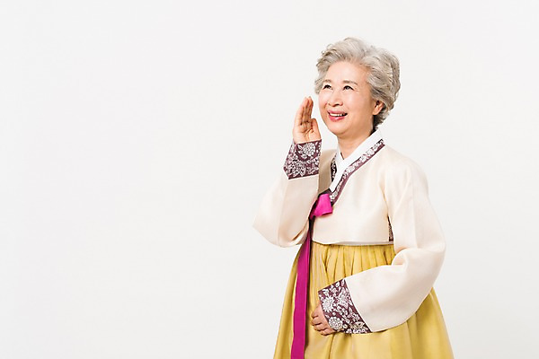 포토 JPG 스튜디오촬영 한국전통 전통 응시 여자 명절 노년 할머니 모션 실내 한명 서기 웃음 손짓 상반신 옆모습 외침 한국인 60대 한복 노인여자한명만 국내포토 1 시선 기념일 뷰포인트 한국 표정 사람 동양인 성인 내부 소리 전통의상 여자한명만 노인여자만 파일형식