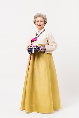 포토 JPG 스튜디오촬영 전신 한국전통 전통 여자 명절 노년 할머니 모션 실내 선물 한명 서기 웃음 들기 옆모습 설날 추석 한국인 60대 한복 감사 추석선물 노인여자한명만 설선물 국내포토 1 기념일 감정 뷰포인트 한국 표정 사람 동양인 성인 내부 전통의상 여자한명만 노인여자만 파일형식 명절선물