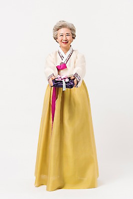 포토 JPG 스튜디오촬영 전신 한국전통 전통 여자 명절 노년 할머니 모션 실내 선물 한명 서기 웃음 들기 앞모습 설날 추석 한국인 60대 한복 감사 추석선물 노인여자한명만 설선물 국내포토 1 기념일 감정 뷰포인트 한국 표정 사람 동양인 성인 내부 전통의상 여자한명만 노인여자만 파일형식 명절선물