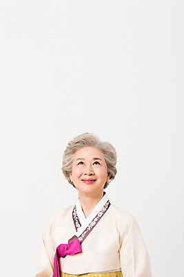 포토 JPG 스튜디오촬영 한국전통 전통 응시 여자 노년 할머니 모션 실내 한명 서기 웃음 상반신 앞모습 한국인 60대 한복 노인여자한명만 국내포토 1 시선 뷰포인트 한국 표정 사람 동양인 성인 내부 전통의상 여자한명만 노인여자만 파일형식
