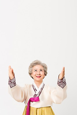 포토 JPG 스튜디오촬영 한국전통 전통 응시 여자 명절 노년 할머니 모션 팔벌리기 실내 한명 서기 웃음 손짓 상반신 앞모습 한국인 60대 한복 노인여자한명만 국내포토 1 시선 기념일 뷰포인트 한국 표정 사람 동양인 성인 내부 전통의상 여자한명만 노인여자만 파일형식