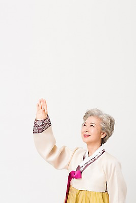 포토 JPG 스튜디오촬영 한국전통 전통 응시 여자 명절 노년 할머니 모션 실내 한명 서기 웃음 손짓 상반신 옆모습 손들기 한국인 60대 한복 노인여자한명만 국내포토 1 시선 기념일 뷰포인트 한국 표정 사람 동양인 성인 내부 전통의상 여자한명만 노인여자만 파일형식