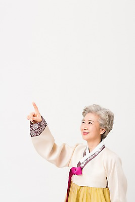 포토 JPG 스튜디오촬영 한국전통 전통 응시 여자 명절 노년 할머니 모션 실내 한명 서기 웃음 손짓 상반신 옆모습 한국인 가리킴 60대 한복 노인여자한명만 국내포토 1 시선 기념일 뷰포인트 한국 표정 사람 동양인 성인 내부 전통의상 여자한명만 노인여자만 파일형식