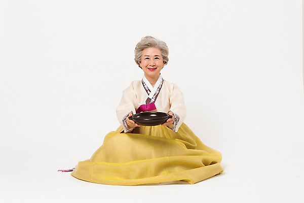 포토 JPG 스튜디오촬영 전신 한국전통 전통 그릇 여자 노년 할머니 모션 실내 한명 웃음 들기 앉기 앞모습 한국인 60대 한복 노인여자한명만 국내포토 1 식기 뷰포인트 한국 표정 사람 동양인 성인 내부 전통의상 여자한명만 노인여자만 파일형식