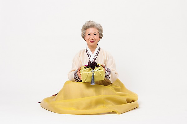 포토 JPG 스튜디오촬영 전신 한국전통 전통 여자 명절 노년 할머니 모션 실내 선물 한명 웃음 들기 앉기 앞모습 설날 추석 한국인 60대 한복 감사 추석선물 노인여자한명만 설선물 국내포토 1 기념일 감정 뷰포인트 한국 표정 사람 동양인 성인 내부 전통의상 여자한명만 노인여자만 파일형식 명절선물