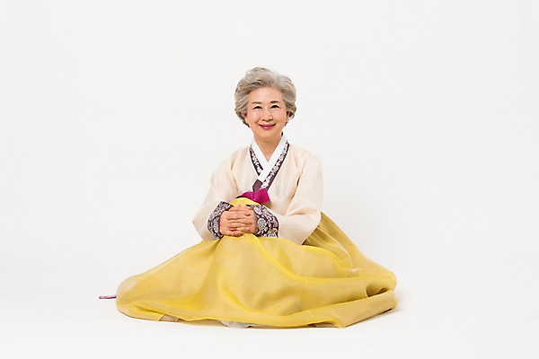 포토 JPG 스튜디오촬영 전신 한국전통 전통 여자 노년 할머니 모션 실내 한명 웃음 앉기 앞모습 한국인 60대 한복 손모으기 노인여자한명만 국내포토 1 뷰포인트 한국 표정 사람 동양인 손짓 성인 내부 전통의상 여자한명만 노인여자만 파일형식