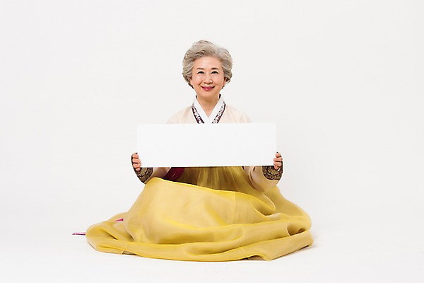 포토 JPG 스튜디오촬영 전신 한국전통 전통 배너 여자 명절 노년 할머니 모션 사각프레임 광고판 실내 한명 웃음 들기 앉기 앞모습 설날 추석 한국인 60대 한복 노인여자한명만 국내포토 1 기념일 뷰포인트 프레임 한국 알림판 표정 사람 동양인 성인 내부 사각형 전통의상 판 여자한명만 노인여자만 파일형식