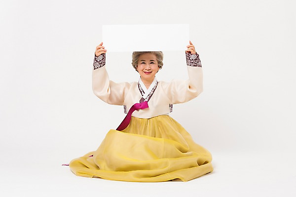 포토 JPG 스튜디오촬영 전신 한국전통 전통 배너 여자 명절 노년 할머니 모션 사각프레임 광고판 실내 한명 웃음 들기 앉기 앞모습 설날 추석 한국인 60대 한복 노인여자한명만 국내포토 1 기념일 뷰포인트 프레임 한국 알림판 표정 사람 동양인 성인 내부 사각형 전통의상 판 여자한명만 노인여자만 파일형식