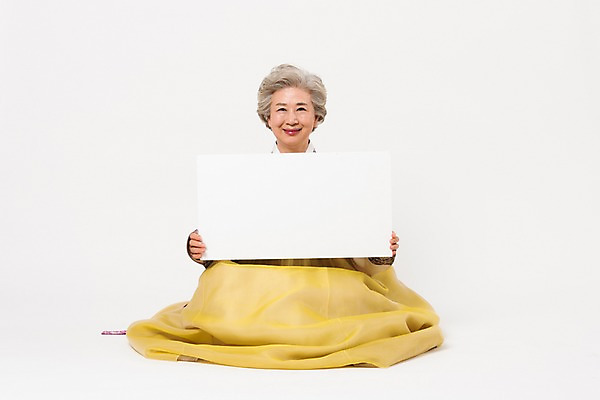 포토 JPG 스튜디오촬영 전신 한국전통 전통 배너 여자 명절 노년 할머니 모션 사각프레임 광고판 실내 한명 웃음 들기 앉기 앞모습 설날 추석 한국인 60대 한복 노인여자한명만 국내포토 1 기념일 뷰포인트 프레임 한국 알림판 표정 사람 동양인 성인 내부 사각형 전통의상 판 여자한명만 노인여자만 파일형식