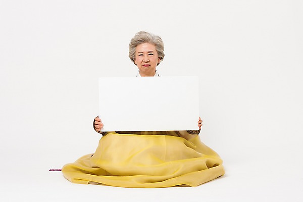 포토 JPG 스튜디오촬영 전신 한국전통 전통 배너 여자 명절 노년 할머니 모션 사각프레임 광고판 실내 한명 웃음 들기 앉기 앞모습 설날 추석 한국인 60대 한복 노인여자한명만 국내포토 1 기념일 뷰포인트 프레임 한국 알림판 표정 사람 동양인 성인 내부 사각형 전통의상 판 여자한명만 노인여자만 파일형식