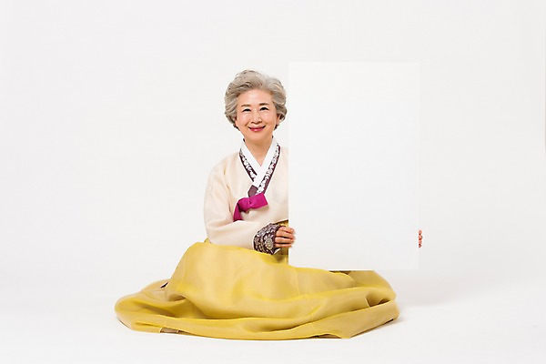 포토 JPG 스튜디오촬영 전신 한국전통 전통 배너 여자 명절 노년 할머니 모션 사각프레임 광고판 실내 한명 웃음 들기 앉기 앞모습 설날 추석 한국인 60대 한복 노인여자한명만 국내포토 1 기념일 뷰포인트 프레임 한국 알림판 표정 사람 동양인 성인 내부 사각형 전통의상 판 여자한명만 노인여자만 파일형식