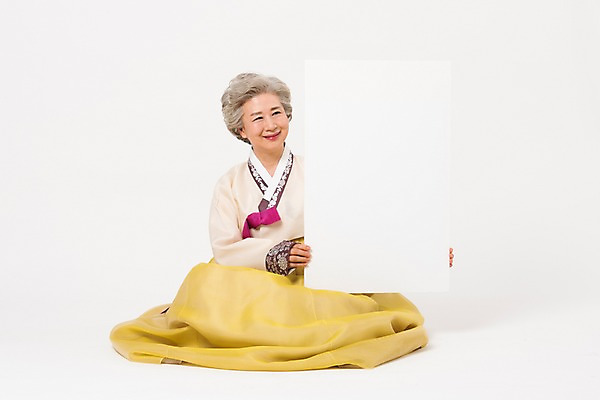 포토 JPG 스튜디오촬영 전신 한국전통 전통 배너 여자 명절 노년 할머니 모션 사각프레임 광고판 실내 한명 웃음 들기 앉기 앞모습 설날 추석 한국인 60대 한복 노인여자한명만 국내포토 1 기념일 뷰포인트 프레임 한국 알림판 표정 사람 동양인 성인 내부 사각형 전통의상 판 여자한명만 노인여자만 파일형식