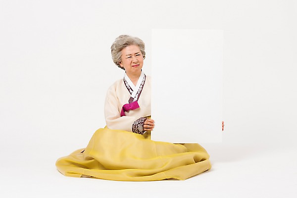 포토 JPG 스튜디오촬영 전신 한국전통 전통 배너 응시 여자 명절 노년 할머니 모션 사각프레임 광고판 실내 한명 들기 앉기 앞모습 설날 추석 한국인 찡그림 60대 한복 노인여자한명만 국내포토 1 시선 기념일 뷰포인트 프레임 한국 알림판 표정 사람 동양인 성인 내부 사각형 전통의상 판 여자한명만 노인여자만 파일형식