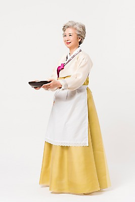 포토 JPG 스튜디오촬영 전신 한국전통 전통 접시 응시 여자 명절 노년 할머니 모션 실내 한명 서기 웃음 들기 옆모습 설날 추석 앞치마 한국인 60대 한복 노인여자한명만 국내포토 1 식기 시선 기념일 뷰포인트 한국 표정 사람 동양인 성인 내부 전통의상 여자한명만 노인여자만 파일형식
