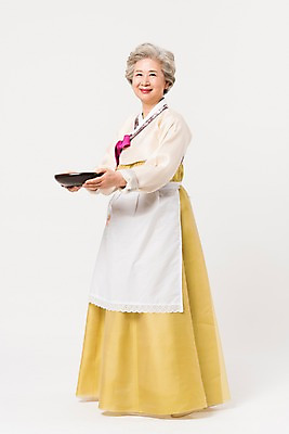 포토 JPG 스튜디오촬영 전신 한국전통 전통 접시 여자 명절 노년 할머니 모션 실내 한명 서기 웃음 들기 옆모습 설날 추석 앞치마 한국인 60대 한복 노인여자한명만 국내포토 1 식기 기념일 뷰포인트 한국 표정 사람 동양인 성인 내부 전통의상 여자한명만 노인여자만 파일형식