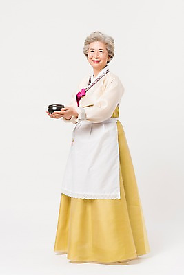 포토 JPG 스튜디오촬영 전신 한국전통 전통 접시 여자 명절 노년 할머니 모션 실내 한명 서기 웃음 들기 옆모습 설날 추석 앞치마 한국인 60대 한복 노인여자한명만 국내포토 1 식기 기념일 뷰포인트 한국 표정 사람 동양인 성인 내부 전통의상 여자한명만 노인여자만 파일형식