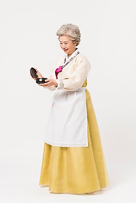 포토 JPG 스튜디오촬영 전신 한국전통 전통 접시 응시 여자 명절 노년 할머니 모션 실내 한명 서기 웃음 들기 옆모습 설날 추석 앞치마 한국인 60대 한복 노인여자한명만 국내포토 1 식기 시선 기념일 뷰포인트 한국 표정 사람 동양인 성인 내부 전통의상 여자한명만 노인여자만 파일형식