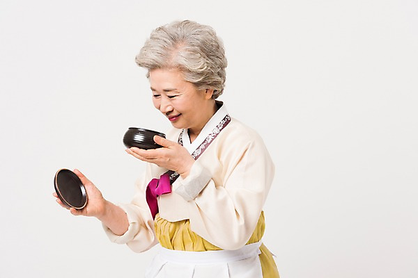 포토 JPG 스튜디오촬영 한국전통 전통 접시 응시 여자 명절 노년 할머니 모션 실내 한명 서기 웃음 들기 상반신 옆모습 설날 추석 앞치마 한국인 60대 한복 냄새 노인여자한명만 국내포토 1 식기 시선 기념일 뷰포인트 한국 표정 사람 동양인 성인 내부 전통의상 여자한명만 노인여자만 파일형식