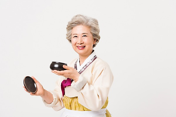 포토 JPG 스튜디오촬영 한국전통 전통 접시 여자 명절 노년 할머니 모션 실내 한명 서기 웃음 들기 상반신 옆모습 설날 추석 앞치마 한국인 60대 한복 노인여자한명만 국내포토 1 식기 기념일 뷰포인트 한국 표정 사람 동양인 성인 내부 전통의상 여자한명만 노인여자만 파일형식