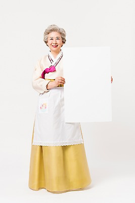 포토 JPG 스튜디오촬영 전신 한국전통 전통 배너 여자 명절 노년 할머니 모션 사각프레임 광고판 실내 한명 서기 웃음 들기 앞모습 설날 추석 앞치마 한국인 60대 한복 노인여자한명만 국내포토 1 기념일 뷰포인트 프레임 한국 알림판 표정 사람 동양인 성인 내부 사각형 전통의상 판 여자한명만 노인여자만 파일형식