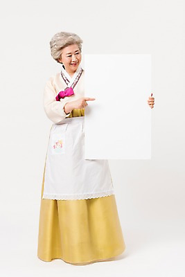 포토 JPG 스튜디오촬영 전신 한국전통 전통 배너 응시 여자 명절 노년 할머니 모션 사각프레임 광고판 실내 한명 서기 웃음 들기 앞모습 설날 추석 앞치마 한국인 가리킴 60대 한복 노인여자한명만 국내포토 1 시선 기념일 뷰포인트 프레임 한국 알림판 표정 사람 동양인 손짓 성인 내부 사각형 전통의상 판 여자한명만 노인여자만 파일형식