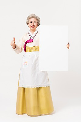 포토 JPG 스튜디오촬영 전신 한국전통 전통 배너 여자 명절 노년 할머니 모션 사각프레임 광고판 실내 한명 서기 웃음 들기 앞모습 설날 추석 앞치마 한국인 최고 60대 한복 노인여자한명만 국내포토 1 기념일 뷰포인트 프레임 한국 알림판 표정 사람 동양인 성인 내부 사각형 전통의상 판 여자한명만 노인여자만 파일형식