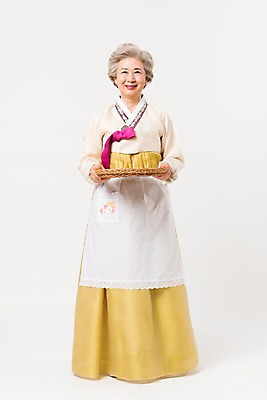 포토 JPG 스튜디오촬영 전신 한국전통 전통 여자 명절 노년 할머니 모션 실내 한명 서기 웃음 들기 앞모습 설날 바구니 추석 앞치마 한국인 60대 한복 노인여자한명만 국내포토 1 기념일 뷰포인트 한국 표정 사람 동양인 성인 내부 전통의상 여자한명만 노인여자만 파일형식