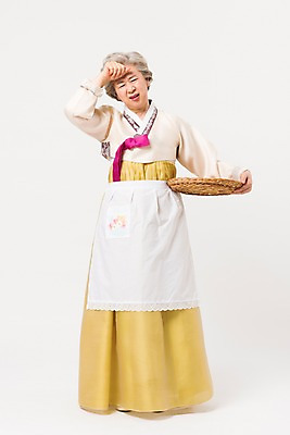 포토 JPG 스튜디오촬영 전신 한국전통 전통 여자 명절 노년 할머니 모션 실내 한명 서기 들기 앞모습 설날 바구니 추석 앞치마 한국인 60대 한복 땀 닦기 명절증후군 힘듦 노인여자한명만 증후군 국내포토 1 기념일 뷰포인트 컨셉 한국 사람 동양인 성인 내부 질병 전통의상 여자한명만 노인여자만 파일형식