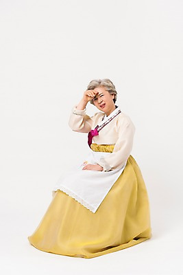 포토 JPG 스튜디오촬영 전신 한국전통 전통 여자 명절 노년 할머니 모션 휴식 실내 한명 앉기 손짓 옆모습 설날 추석 앞치마 한국인 60대 한복 땀 닦기 명절증후군 힘듦 노인여자한명만 증후군 국내포토 1 기념일 뷰포인트 컨셉 한국 사람 동양인 성인 내부 질병 전통의상 여자한명만 노인여자만 파일형식