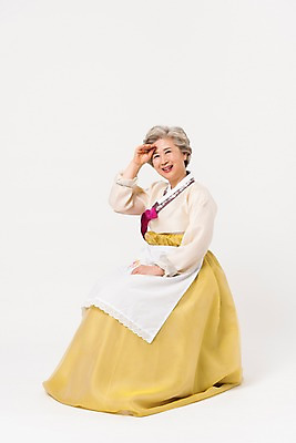 포토 JPG 스튜디오촬영 전신 한국전통 전통 여자 명절 노년 할머니 모션 휴식 실내 한명 웃음 앉기 손짓 옆모습 설날 추석 앞치마 한국인 60대 한복 땀 닦기 노인여자한명만 국내포토 1 기념일 뷰포인트 컨셉 한국 표정 사람 동양인 성인 내부 전통의상 여자한명만 노인여자만 파일형식