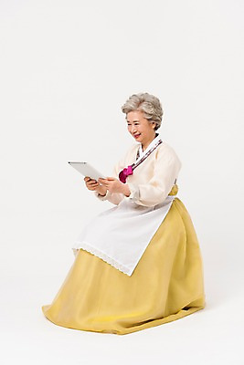 포토 JPG 스튜디오촬영 전신 한국전통 전통 응시 여자 명절 노년 할머니 모션 실내 한명 웃음 들기 앉기 옆모습 태블릿 설날 추석 앞치마 한국인 60대 한복 노인여자한명만 국내포토 1 시선 기념일 뷰포인트 한국 표정 사람 동양인 성인 내부 전자제품 스마트기기 전통의상 여자한명만 노인여자만 파일형식