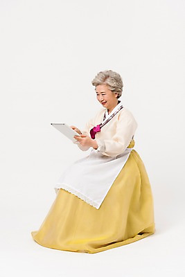 포토 JPG 스튜디오촬영 전신 한국전통 전통 응시 여자 명절 노년 할머니 모션 실내 한명 웃음 들기 앉기 옆모습 태블릿 설날 추석 앞치마 한국인 60대 한복 노인여자한명만 국내포토 1 시선 기념일 뷰포인트 한국 표정 사람 동양인 성인 내부 전자제품 스마트기기 전통의상 여자한명만 노인여자만 파일형식