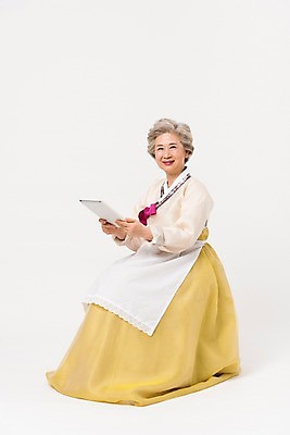 포토 JPG 스튜디오촬영 전신 한국전통 전통 여자 명절 노년 할머니 모션 실내 한명 웃음 들기 앉기 옆모습 태블릿 설날 추석 앞치마 한국인 60대 한복 노인여자한명만 국내포토 1 기념일 뷰포인트 한국 표정 사람 동양인 성인 내부 전자제품 스마트기기 전통의상 여자한명만 노인여자만 파일형식