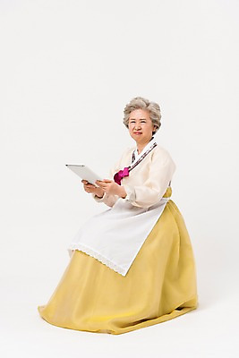 포토 JPG 스튜디오촬영 전신 한국전통 전통 여자 명절 노년 할머니 모션 실내 한명 들기 앉기 옆모습 태블릿 설날 추석 앞치마 한국인 찡그림 60대 한복 노인여자한명만 국내포토 1 기념일 뷰포인트 한국 표정 사람 동양인 성인 내부 전자제품 스마트기기 전통의상 여자한명만 노인여자만 파일형식