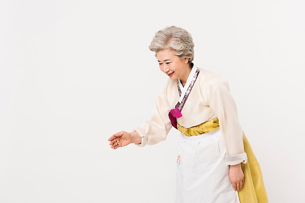 포토 JPG 스튜디오촬영 한국전통 전통 응시 여자 명절 노년 할머니 모션 실내 한명 서기 웃음 손짓 상반신 옆모습 설날 추석 앞치마 한국인 60대 한복 노인여자한명만 국내포토 1 시선 기념일 뷰포인트 한국 표정 사람 동양인 성인 내부 전통의상 여자한명만 노인여자만 파일형식