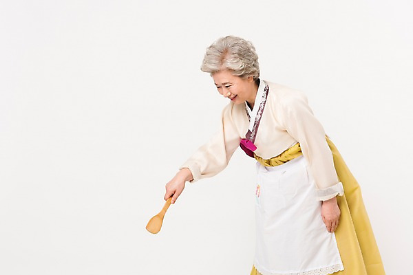 포토 JPG 스튜디오촬영 한국전통 전통 응시 여자 명절 노년 할머니 모션 실내 한명 서기 웃음 들기 상반신 옆모습 설날 추석 앞치마 한국인 60대 한복 주걱 노인여자한명만 국내포토 1 시선 기념일 뷰포인트 주방용품 한국 표정 사람 동양인 성인 내부 전통의상 여자한명만 노인여자만 파일형식