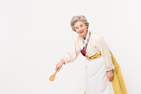 포토 JPG 스튜디오촬영 한국전통 전통 여자 명절 노년 할머니 모션 실내 한명 서기 웃음 들기 상반신 옆모습 설날 추석 앞치마 한국인 60대 한복 주걱 노인여자한명만 국내포토 1 기념일 뷰포인트 주방용품 한국 표정 사람 동양인 성인 내부 전통의상 여자한명만 노인여자만 파일형식