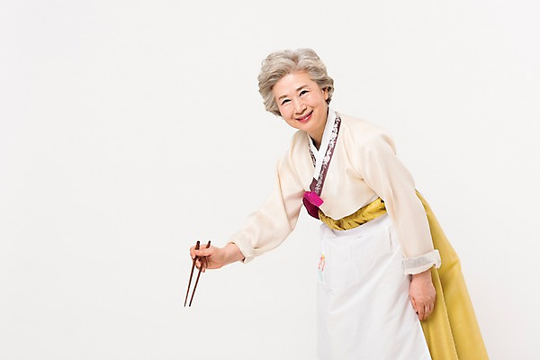 포토 JPG 스튜디오촬영 한국전통 전통 여자 명절 노년 할머니 젓가락 모션 실내 한명 서기 웃음 손짓 상반신 옆모습 설날 추석 앞치마 한국인 잡기 60대 한복 노인여자한명만 국내포토 1 기념일 뷰포인트 한국 수저 표정 사람 동양인 성인 내부 전통의상 여자한명만 노인여자만 파일형식