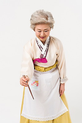 포토 JPG 스튜디오촬영 한국전통 전통 응시 여자 명절 노년 할머니 젓가락 모션 실내 한명 서기 웃음 손짓 상반신 앞모습 설날 추석 앞치마 한국인 잡기 60대 한복 노인여자한명만 국내포토 1 시선 기념일 뷰포인트 한국 수저 표정 사람 동양인 성인 내부 전통의상 여자한명만 노인여자만 파일형식