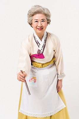 포토 JPG 스튜디오촬영 한국전통 전통 여자 명절 노년 할머니 젓가락 모션 실내 한명 서기 웃음 손짓 상반신 앞모습 설날 추석 앞치마 한국인 잡기 60대 한복 노인여자한명만 국내포토 1 기념일 뷰포인트 한국 수저 표정 사람 동양인 성인 내부 전통의상 여자한명만 노인여자만 파일형식