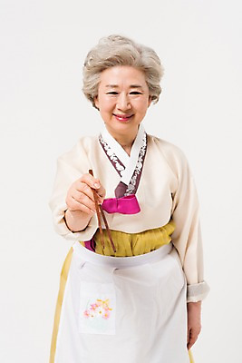 포토 JPG 스튜디오촬영 한국전통 전통 응시 여자 명절 노년 할머니 젓가락 모션 실내 한명 서기 웃음 손짓 상반신 앞모습 설날 추석 앞치마 한국인 잡기 60대 한복 노인여자한명만 국내포토 1 시선 기념일 뷰포인트 한국 수저 표정 사람 동양인 성인 내부 전통의상 여자한명만 노인여자만 파일형식