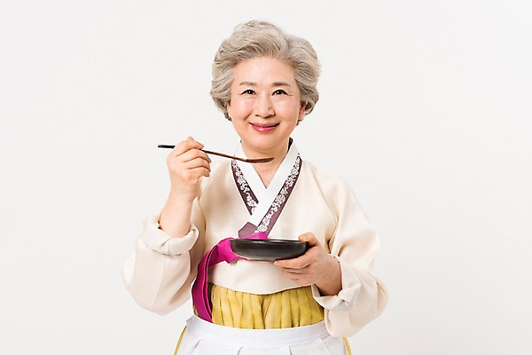 포토 JPG 스튜디오촬영 한국전통 전통 접시 여자 명절 노년 할머니 모션 실내 한명 서기 웃음 들기 상반신 앞모습 설날 추석 숟가락 앞치마 한국인 60대 한복 먹기 노인여자한명만 국내포토 1 식기 기념일 뷰포인트 한국 수저 표정 사람 동양인 성인 내부 전통의상 여자한명만 노인여자만 파일형식