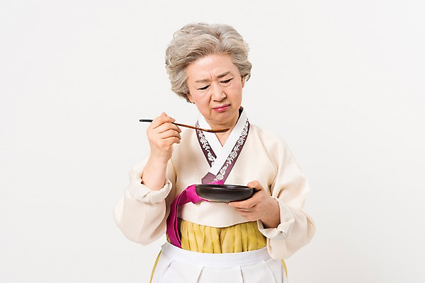 포토 JPG 스튜디오촬영 한국전통 전통 접시 응시 여자 명절 노년 할머니 모션 실내 한명 서기 들기 상반신 앞모습 설날 추석 숟가락 앞치마 한국인 찡그림 60대 한복 먹기 노인여자한명만 국내포토 1 식기 시선 기념일 뷰포인트 한국 수저 표정 사람 동양인 성인 내부 전통의상 여자한명만 노인여자만 파일형식