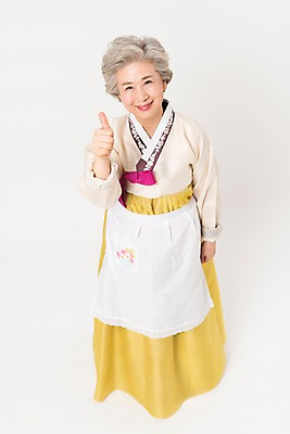 포토 JPG 스튜디오촬영 전신 한국전통 전통 여자 명절 노년 할머니 모션 실내 한명 서기 웃음 손짓 앞모습 하이앵글 설날 추석 앞치마 한국인 최고 60대 한복 노인여자한명만 국내포토 1 기념일 뷰포인트 한국 표정 사람 동양인 성인 내부 전통의상 여자한명만 노인여자만 파일형식